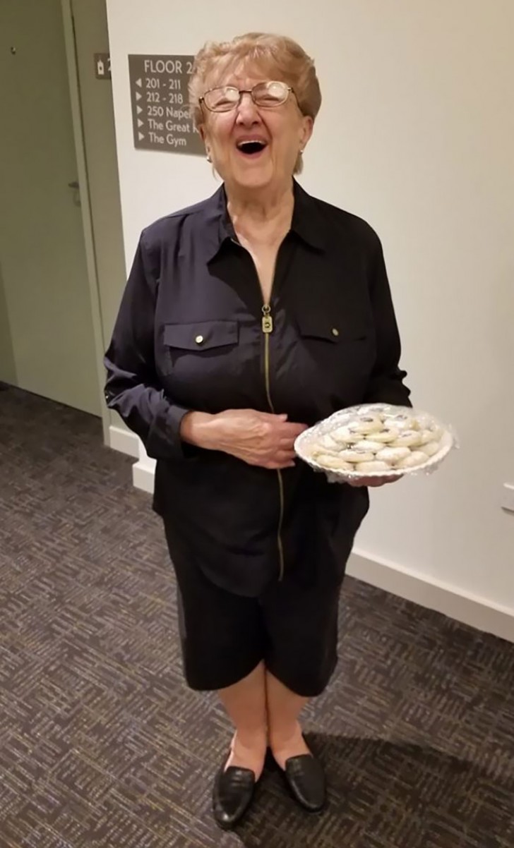 Una dolce nonnina che prepara dolcetti e biscotti per i meno fortunati!
