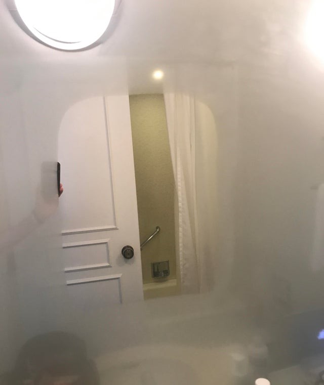 2. De spiegel in de badkamer in deze hotelkamer heeft een verwarmd gedeelte om te voorkomen dat deze beslaat