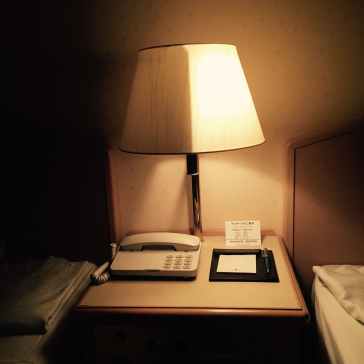 4. Immer im Hotelzimmer: eine perfekt "halbierte" Lampe, die je nach Bedarf der Gäste für Licht oder Dunkelheit sorgt