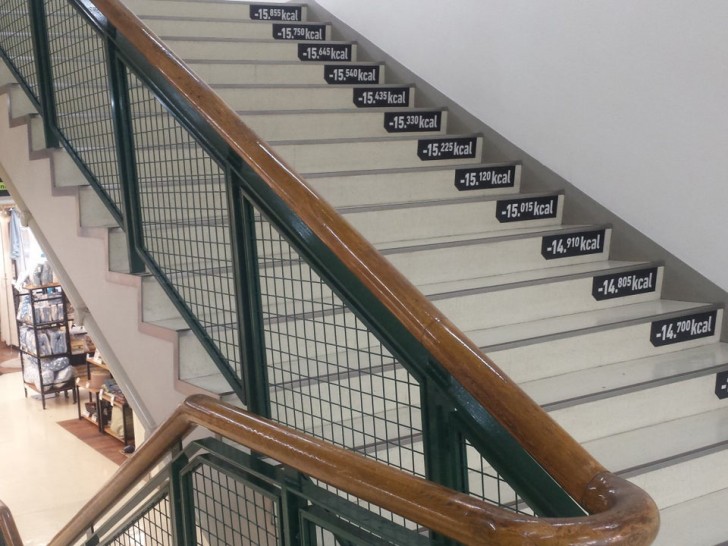 9. Diese Treppe hat spezielle Anzeigen, die zeigen, wie viele Kalorien wir Schritt für Schritt sparen, ohne den Aufzug zu nehmen