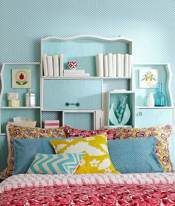 2. Dans les petites chambres vous devez utiliser toutes les surfaces, même le mur autour de la tête de lit, que vous pourrez décorer avec des décorations DIY. Par exemple, celui-ci est réalisé avec les tiroirs d'un même meuble