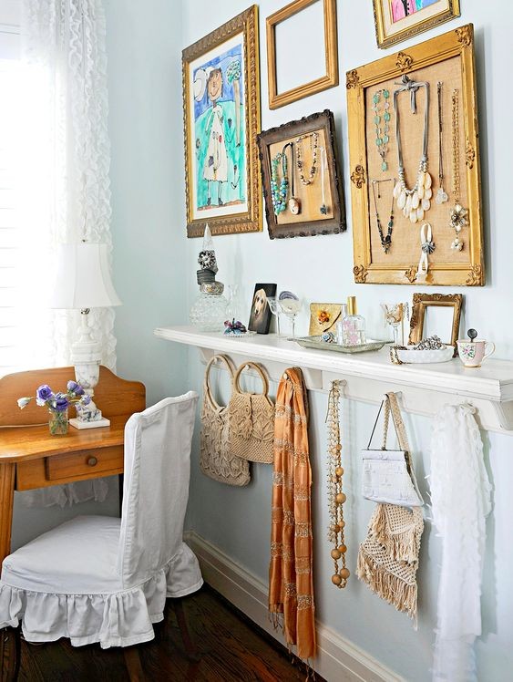 6. Plutôt que de remplir vos tiroirs, si vous avez de nombreux accessoires et bijoux et que vous voulez les trouver rapidement, pourquoi ne pas décorer de cette façon une portion de mur ?