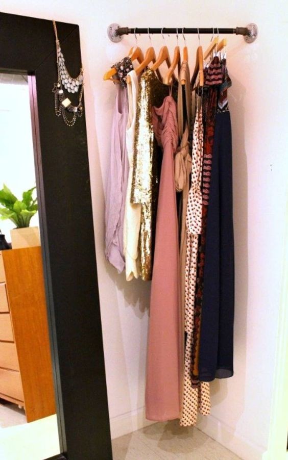 7. Tenete sempre pronti gli indumenti usati più spessi sfruttando un angolo della stanza in questo modo