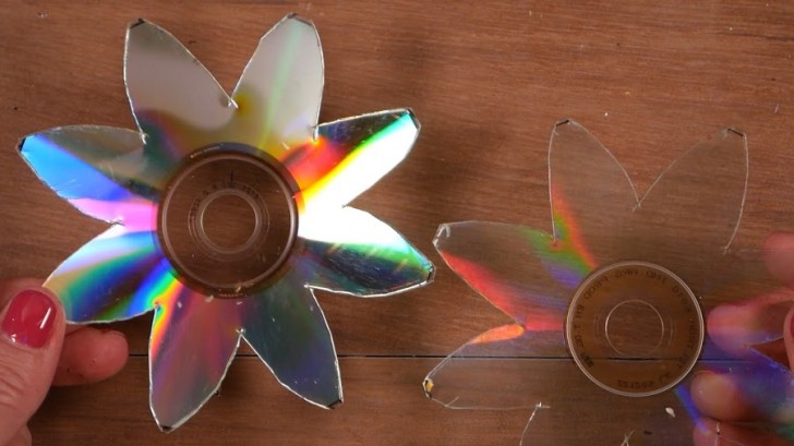 5. Ripetete l'operazione con un altro CD, se per caso nel tagliare si alza la pellicola metallica, potete rimuoverla del tutto