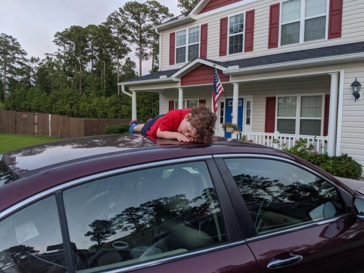 13. Dieses Kind hat eine seltsame Art und Weise erfunden, Verstecken zu spielen: schlafend. Auf dem Autodach.