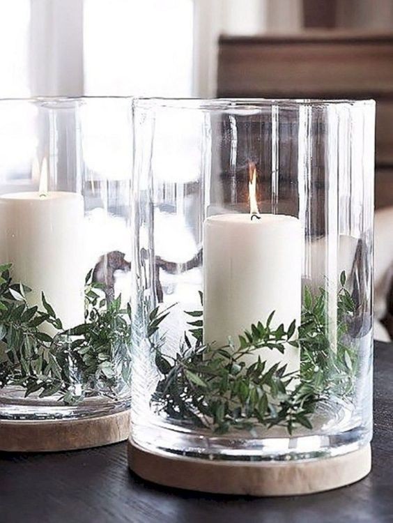 1. Eenvoudige evergreen ideeën: een witte kaars in een glazen vaas en takjes van seizoensplanten