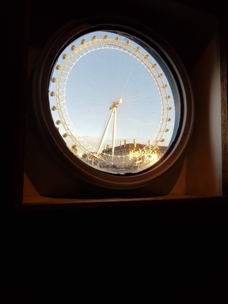 14. Das London Eye komplett eingerahmt in einem Bullauge!