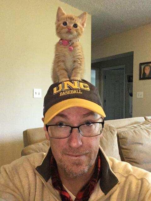 Gern sitzen tut die Katze meines Vaters ... auf seinem Kopf!