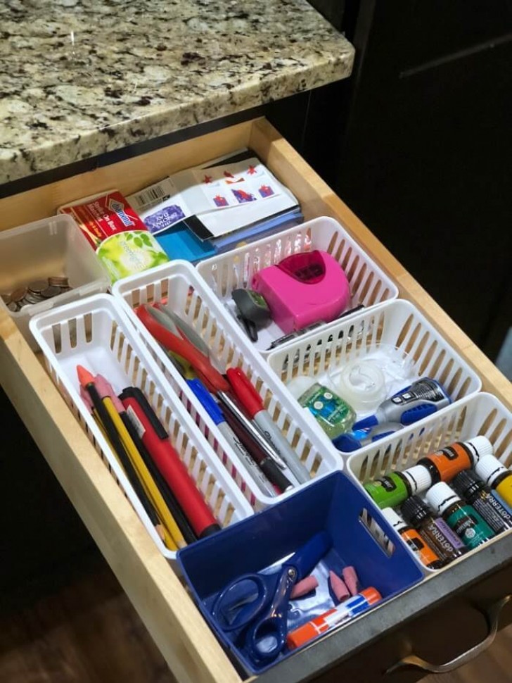 4. Tutti abbiamo un cassetto in ogni stanza che raccoglie un po' di tutto: meglio organizzarlo con divisori!