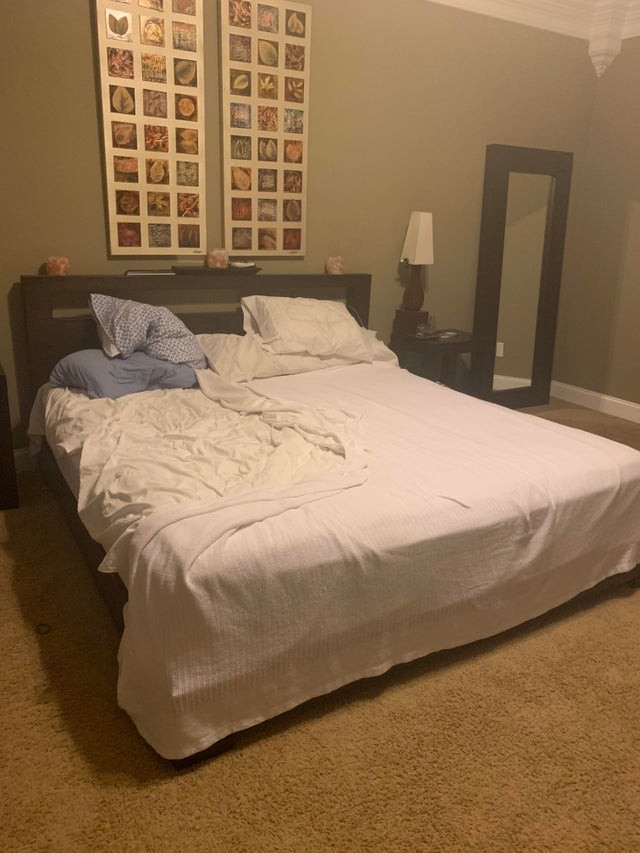 Mijn man was vanmorgen boos, en daarom heeft hij alleen zijn gedeelte van het bed opgemaakt!