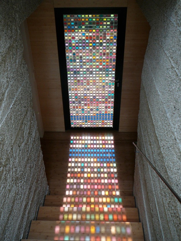 5. Dit is een artistieke oplossing: veel gekleurd dia's op glas (ingelijst in hout) om een ongelooflijk effect te creëren