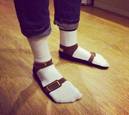 7. Het lijken sandalen, maar in werkelijkheid zijn het gewoon sokken met een bijzondere print!