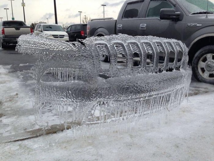 2. Toen de auto de parkeerplaats verliet, liet hij zijn sporen achter: het ijs van de bumper, die daar achterbleef om te smelten.