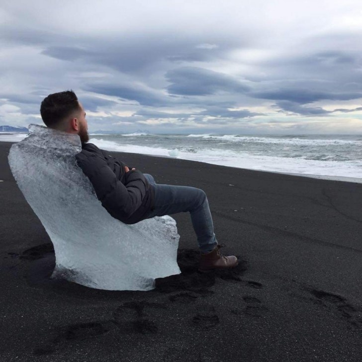 3. Un pezzo di ghiaccio è diventato il trono ideale in cui sedersi e ammirare la spiaggia, magari con un cuscino ben imbottito.