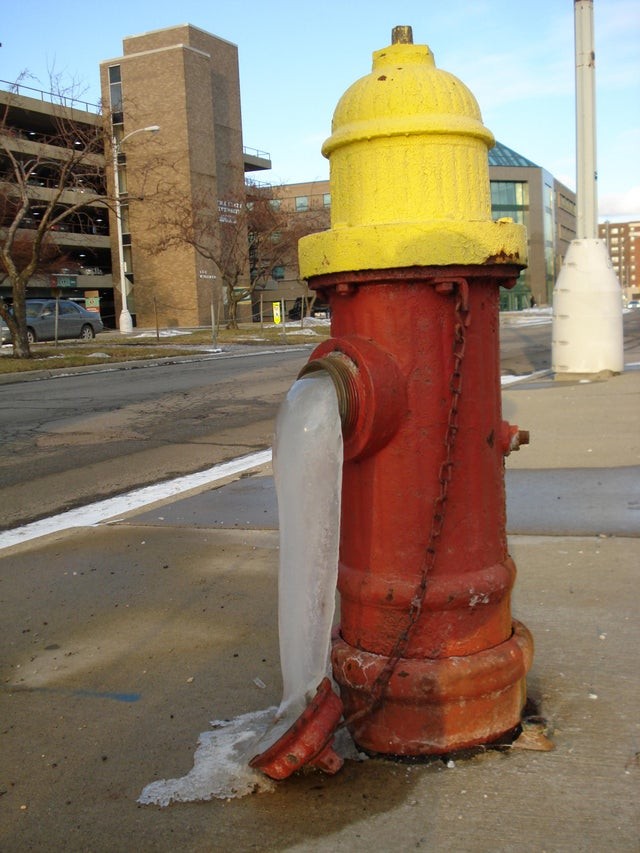 9. Hoe waarschijnlijk is het dat je over straat loopt en een open brandkraan tegenkomt waaruit een waterval van bevroren water komt?