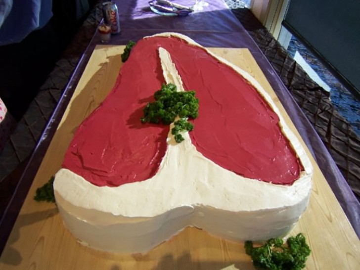 11. Per questo sposo, persino la torta deve avere il look di un'invitante bistecca...