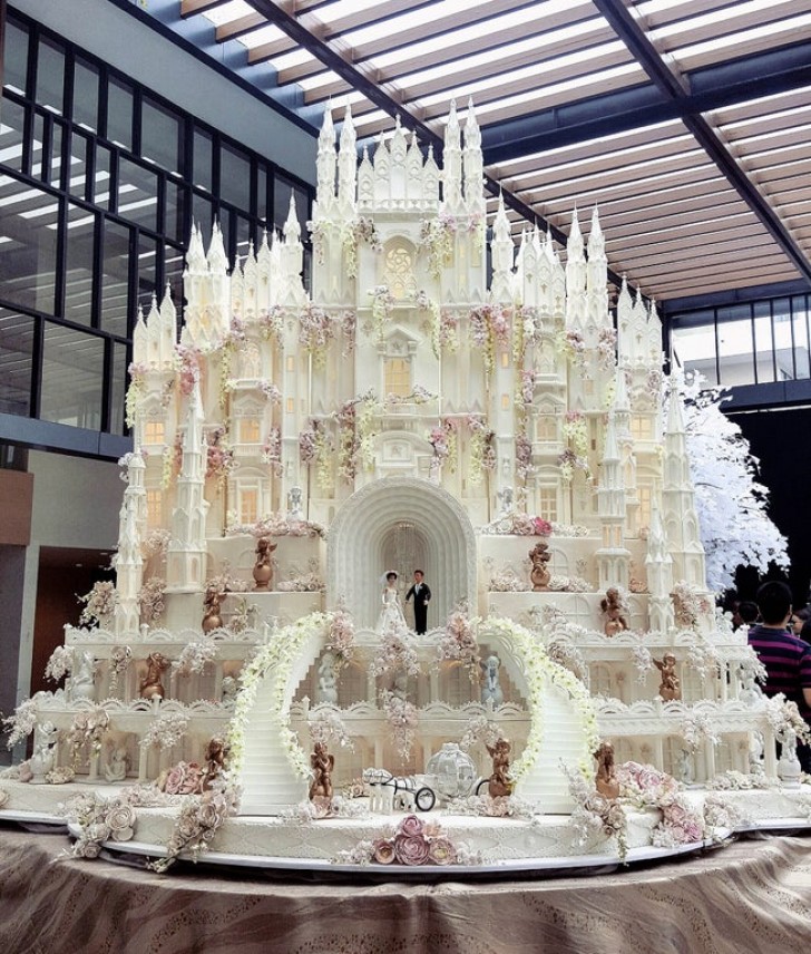 8. Mais do que um bolo de casamento, parece um castelo muito detalhado. Dá até pena saber que será "cortado" e "comido"...
