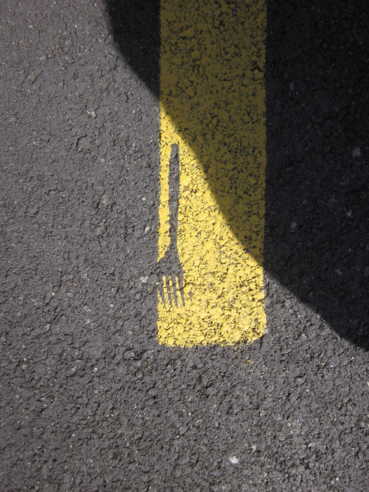 2. Vielleicht war einer der Arbeiter, die die Linien auf der Straße gestrichen haben, in einer Mittagspause....