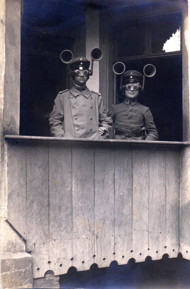 11. Ein deutscher Offizier und ein Unteroffizier haben tragbare Geräte zur Lokalisierung von Geräuschen auf, um feindliche Flugzeuge zu entdecken. Westliche Front, 1917.