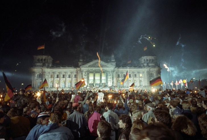 13. Deutschland feiert die Wiedervereinigung nach 45 Jahren interner Teilung (Berlin, 03. Oktober 1990).