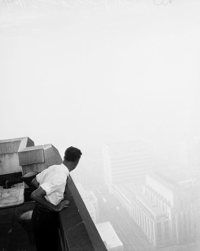 15. Der Ausblick dieses Mannes war vollkommen vom Smog getrübt (Los Angeles, September 1949).