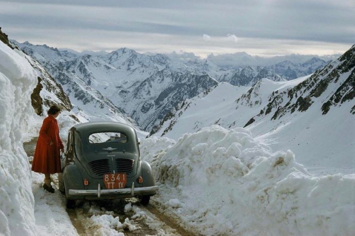 17. Eine Frau zeigt sich auf einem verschneiten Bergpass auf den Pyrenäen, Frankreich 1956.