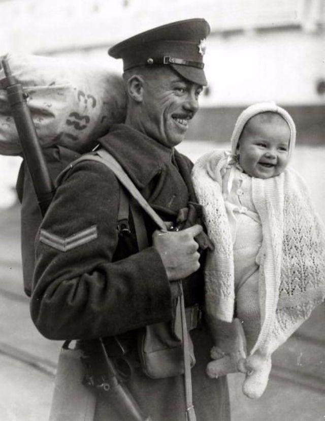 3. Ein englischer Soldat kehrt nach Hause zurück und schließt sein acht Monate altes Töchterchen wieder in die Arme.