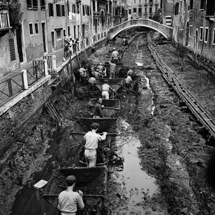 5. Der Canal Grande in Venedig mit Schlamm bedeckt