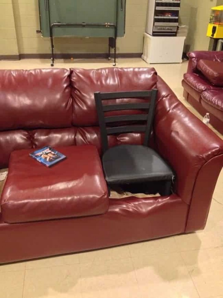 18. Ist das Sofa kaputt? Wir können es ersetzen oder direkt einen Stuhl einsetzen.