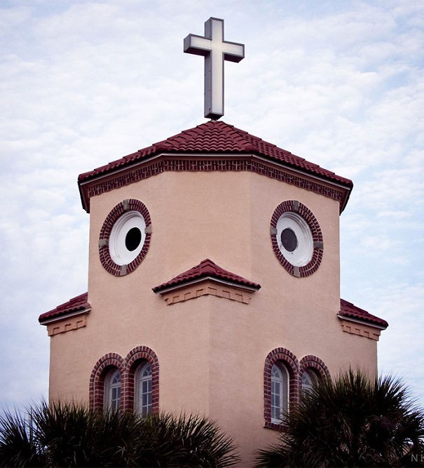 3. Deze kerk heeft een gevel met de vorm van een kip. Absoluut een heel karakteristieke vorm voor zo'n plek.