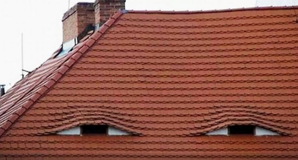 7. Dieses Haus beobachtet Sie immer. Unheimlich. Die Fenster und ihre völlig fremde Form lassen diese Wohnung lebendig werden.