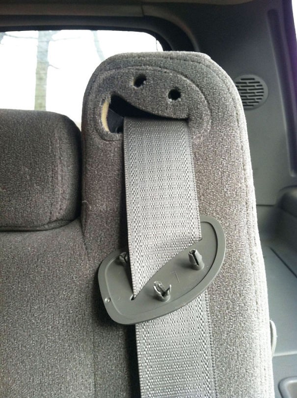 8. Surprise ! Votre ceinture de sécurité est heureuse de vous voir. Elle semble nous rappeler qu'il faut la mettre.