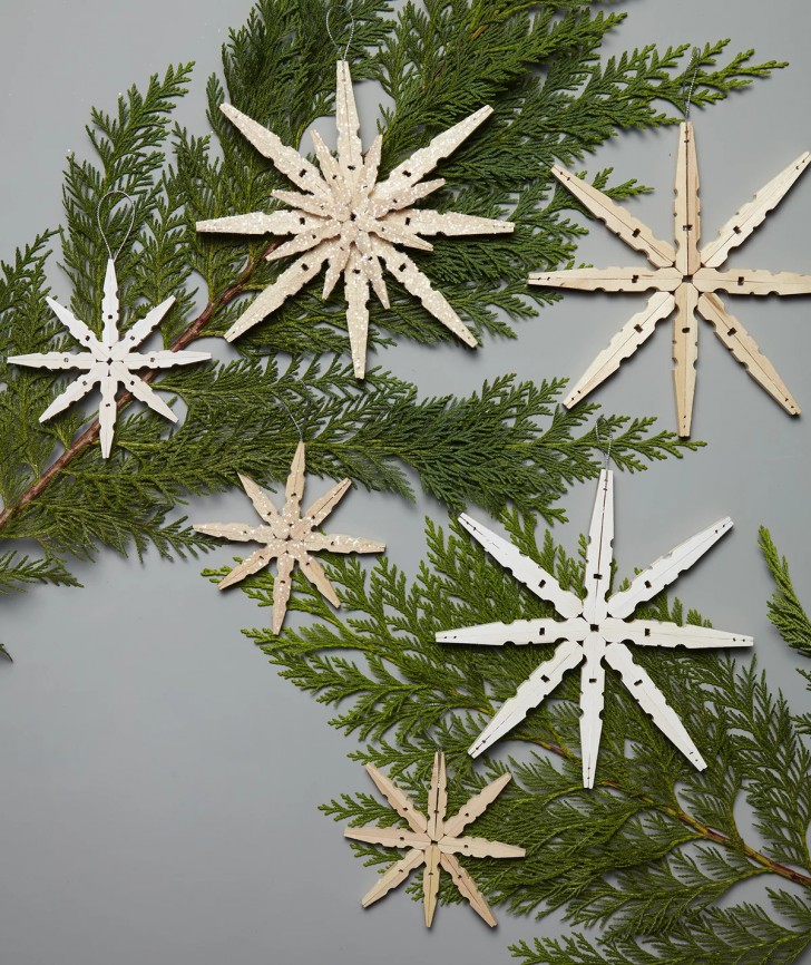 6. Con le mollette del bucato potete creare bellissimi ornamenti per l'albero