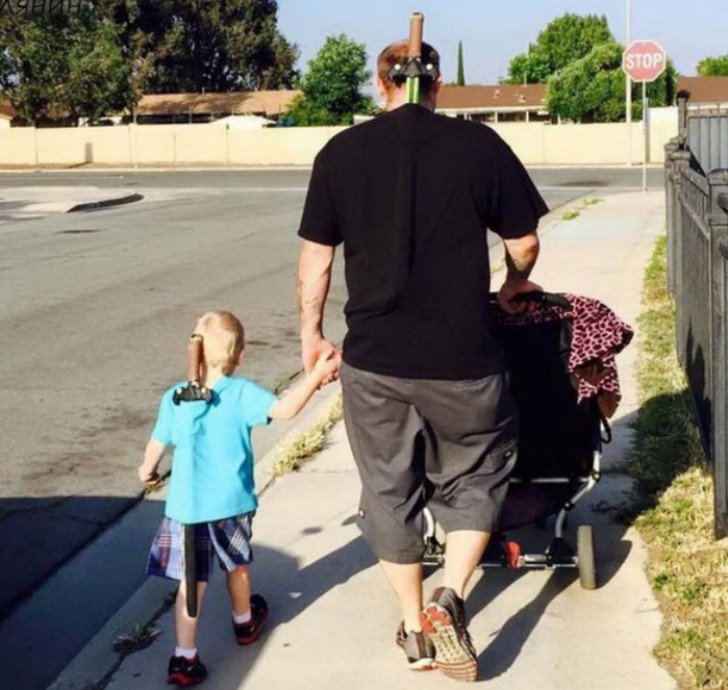 5. Es scheint ein normaler Spaziergang zu sein, aber in Wirklichkeit machen Vater und Sohn eine Patrouille durch die Nachbarschaft
