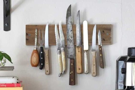 10. Ein praktischer magnetischer Messerhalter, hergestellt aus Holz