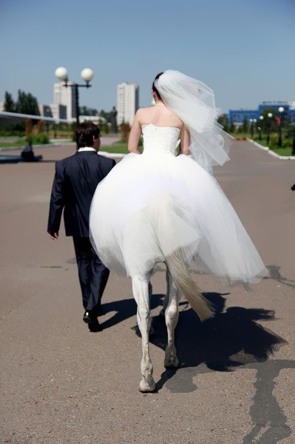 9. Een bruid verkleed als centaur die met haar bruidegom loopt. Laten we zeggen dat deze fotograaf het juiste idee in gedachten had, maar de realisering ons perplex doet staan.