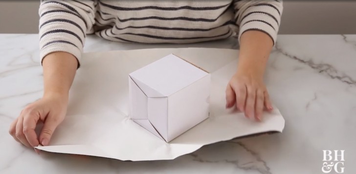 1.Posizionate il pacco al centro del foglio di carta