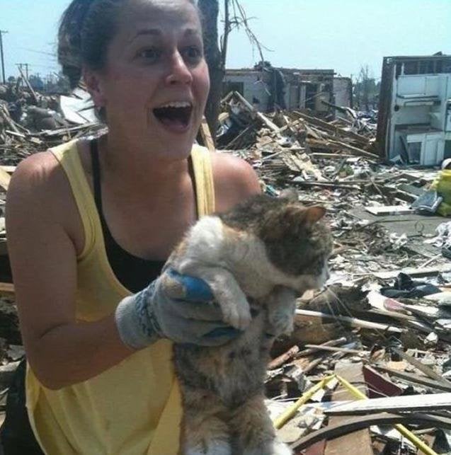 11. Diese Frau fand ihr Kätzchen nach 16 Tagen und dem Durchzug eines Tornados lebend wieder auf!