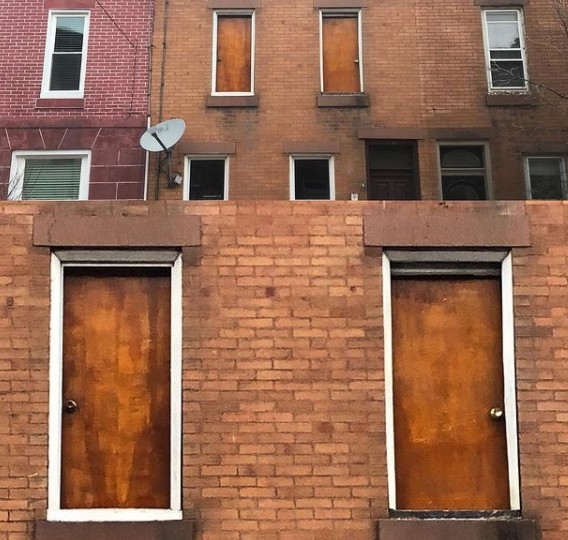1. De loin, elles ressemblent à des fenêtres normales, mais en réalité, ce sont des portes. Et si, en les ouvrant, quelqu'un pouvait se blesser ?