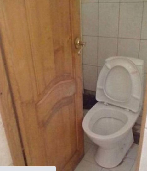 13. Questo bagno non è certamente adatto a chi ama la privacy: il wc è stato posizionato in modo che la porta non si potesse più chiudere.