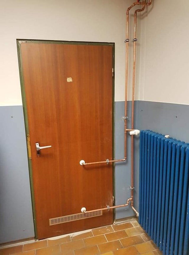 5. Tubi collegati alla porta ne rendono impossibile l'apertura. Dove sbucano i tubi e perché costruire nel loro passaggio una porta?
