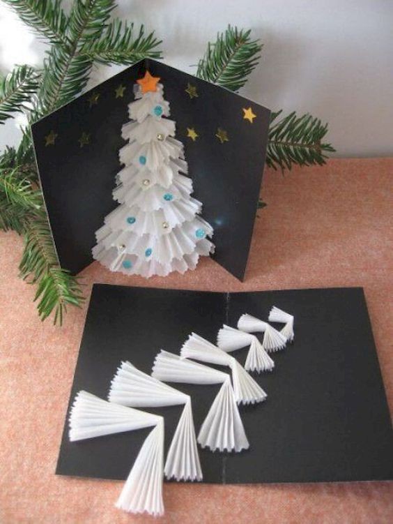3. Create ventagli con carta leggera e decorateli con perline per un risultato ancora più raffinato