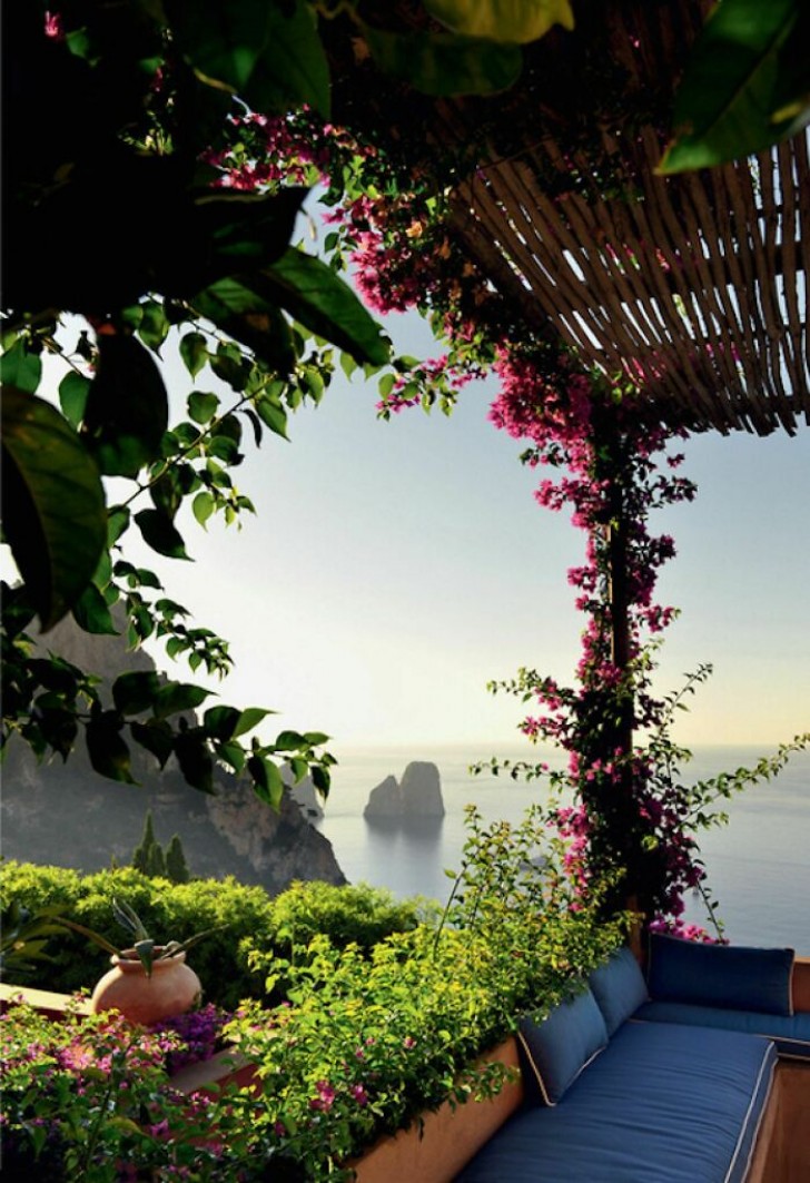 15. Dit prachtige penthouse in Capri dompelt ons onder in een maritieme sfeer. We kunnen het briesje van de klif hier voelen.