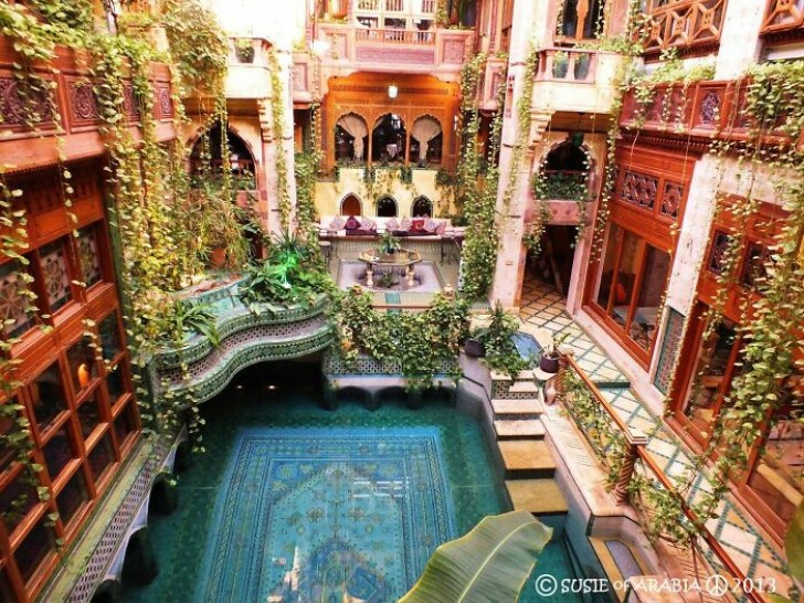 2. Dentro questa casa di un architetto saudita. Ci trasporta in altri luoghi facendoci immergere nel cuore della cultura araba.