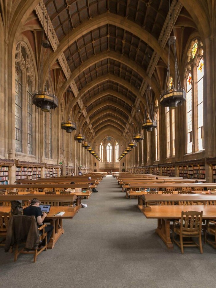 3. La biblioteca dell'Università di Washington, Seattle. Sembra una scena di Harry Potter.