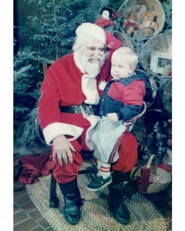 3. "Ich habe dieses alte Bild gefunden, auf dem ich den Weihnachtsmann treffe. Zu schade, dass er mich, seinem Gesichtsausdruck nach zu urteilen, in einem Topf kochen will, anstatt mir das gewünschte Geschenk zu bringen!"