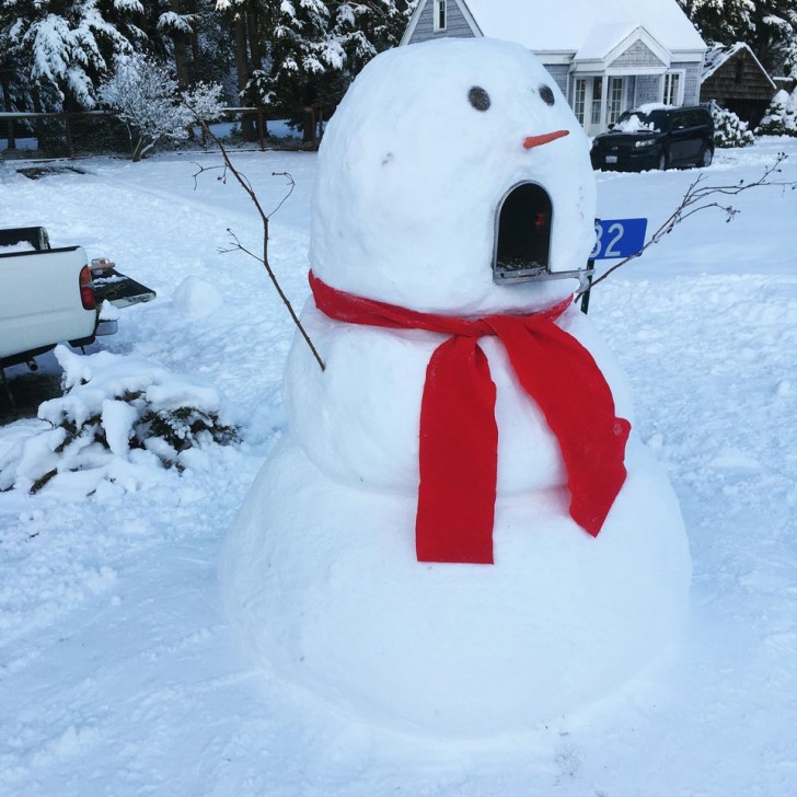 Wat is genialiteit? Een sneeuwpop maken rondom de brievenbus!