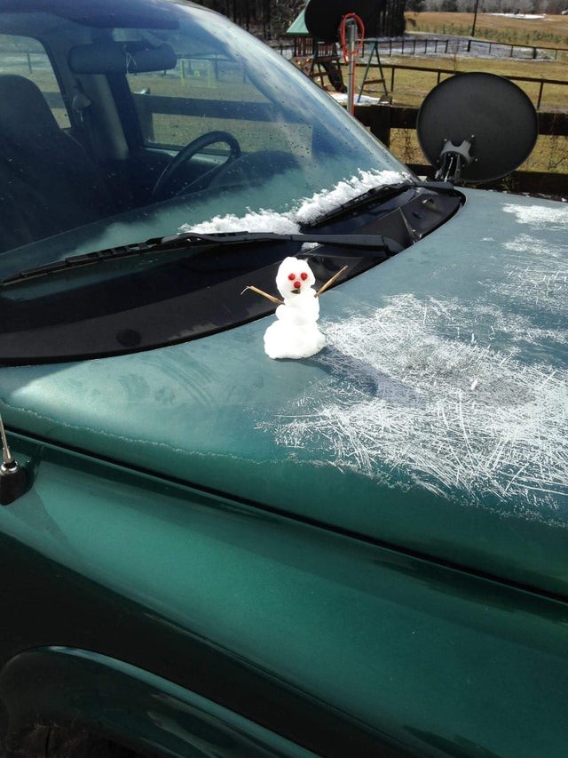 Il est très petit, mais il est mieux que beaucoup d'autres bonhommes de neige....