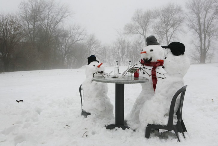Een vrolijk gezelschap van sneeuwpoppen aan de bar!