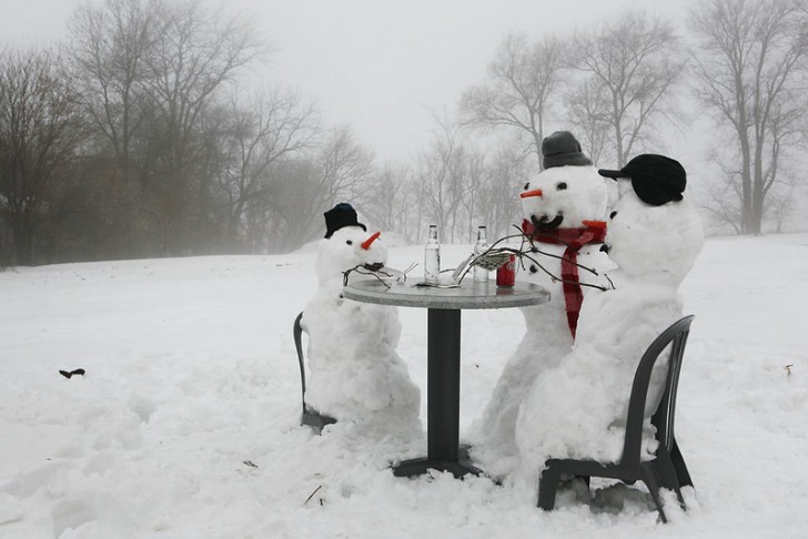 De här snögubbarna passar på att ta en fika!